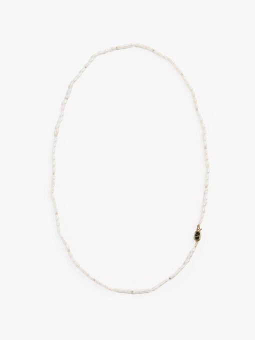Metal necklace with pearls